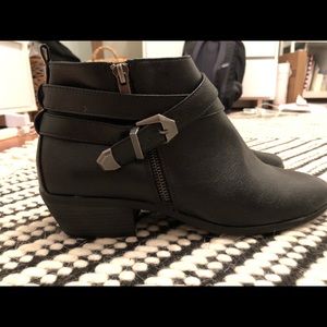 Toetos black booties